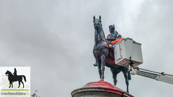 LRSY la statue de Napoléon vandalisée et repente en rouge 1 sur 2