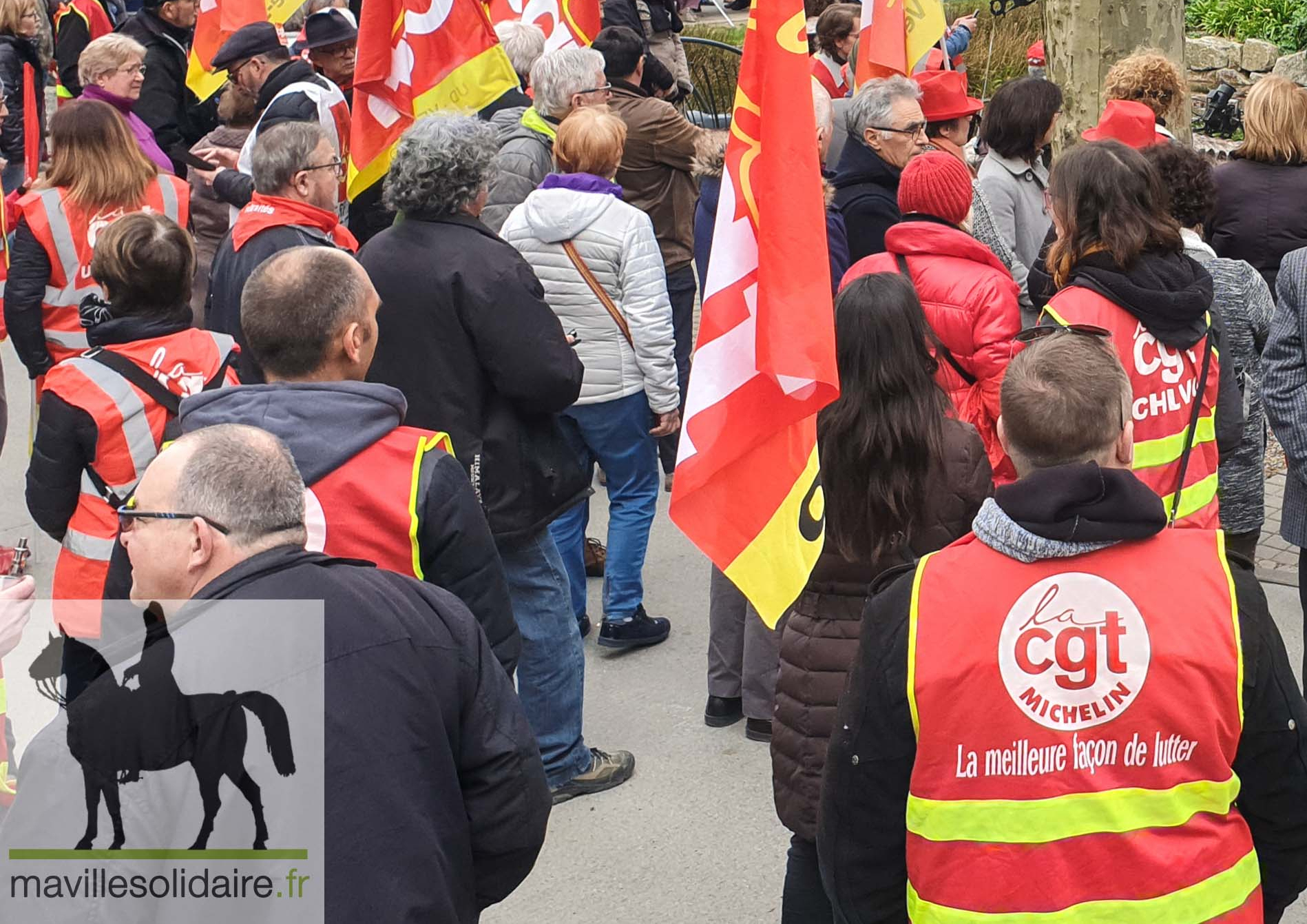 Rassemblement contre la régression sociale devant la Préfecture.
